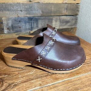 BJORK Pixie Wood Open Back Full Grain Leather Clogs size 42 (10.5-11)‎